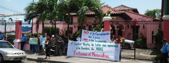 Manifestantes demandan ser atendidos por autoridades. Foto / Marianela Flores - León. 