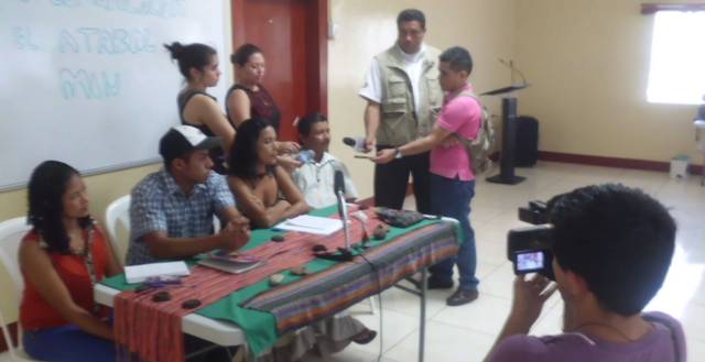 De izq. a der. Lilian Morales Ochoa, Alfredo Lanzas, Mariza Centeno y Víctor Granados Suazo, quienes son entrevistados por periodistas de Matagalpa.